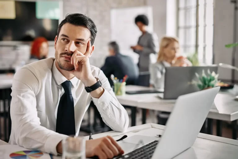 Fotografía de un hombre pensativo mostrando frustración por falta de resultados en el trabajo